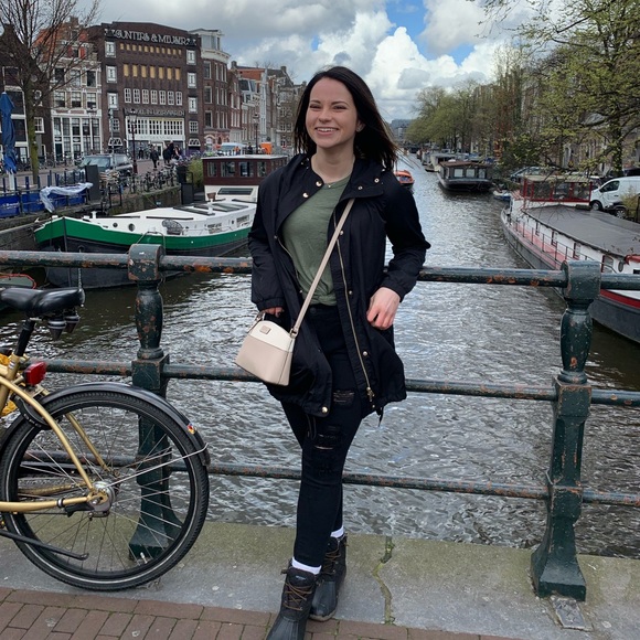 Meet your Posher, Alexandra - Picture 1 of 1